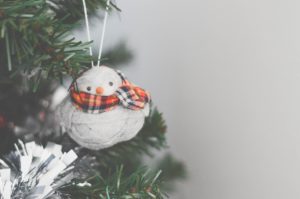 Schneemannfigur mit Schal an Weihnachtsbaum